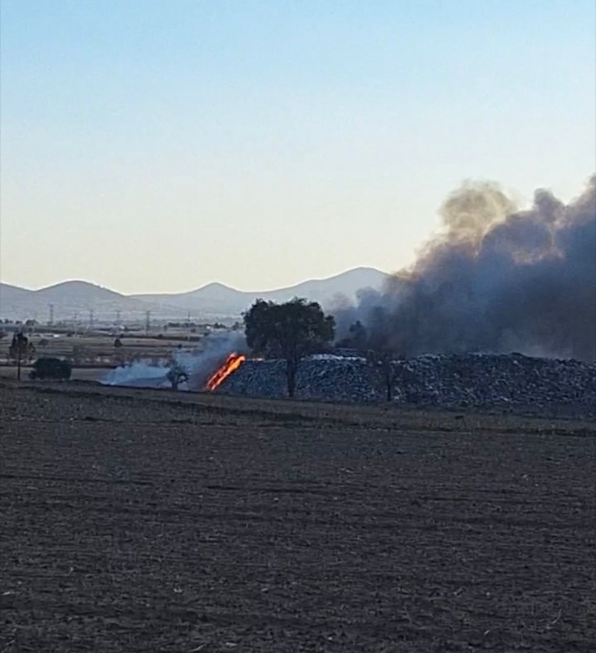 Se declara contingencia ambiental en tres municipios de Tlaxcala por incendio en relleno sanitario en Puebla